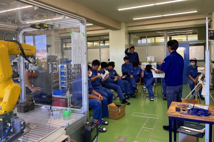 豊電子工業は、昨年に引き続き「高校生ロボットシステムインテグレーション競技会」に挑戦する春日井工科高校をサポートします。